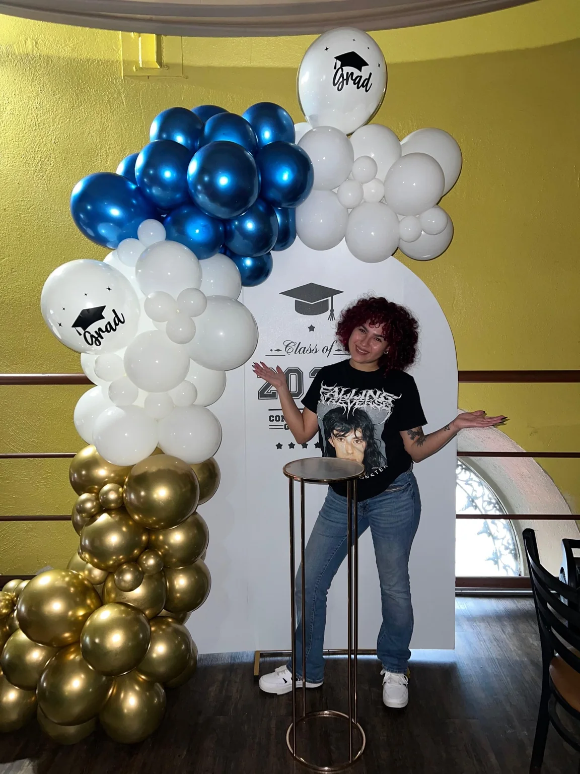 Arco de globos blancos azules y dorados para graduación