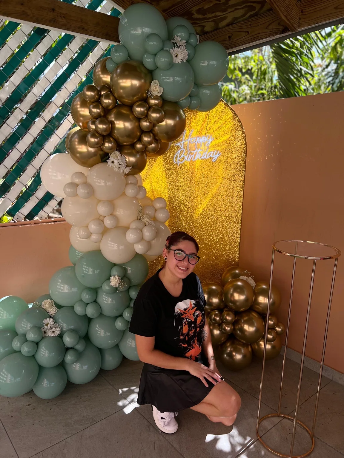 Decoración de cumpleaños con globos verde salvia, dorados y crema